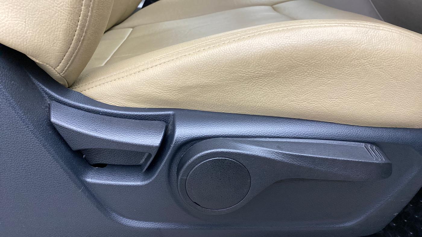 2021 Mahindra XUV300 W8 DIESEL MT, Diesel, Manual, 9,263 km, Driver Side Adjustment Panel