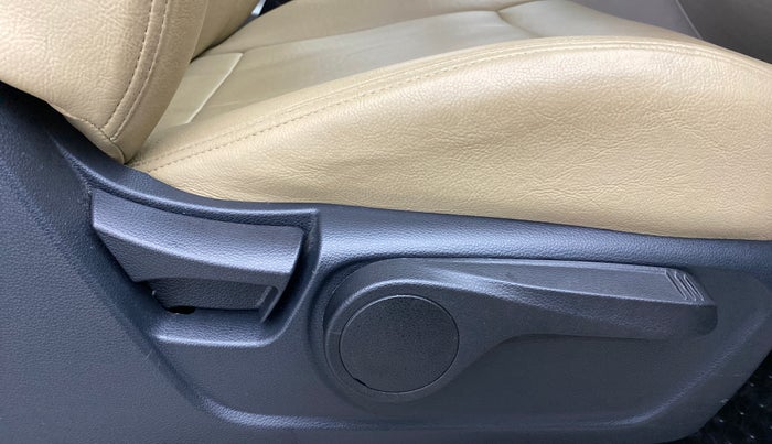 2021 Mahindra XUV300 W8 DIESEL MT, Diesel, Manual, 9,263 km, Driver Side Adjustment Panel