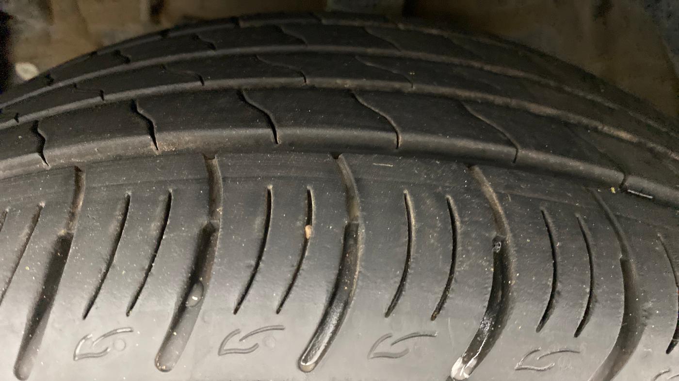 2021 Mahindra XUV300 W8 DIESEL MT, Diesel, Manual, 9,263 km, Left Front Tyre Tread