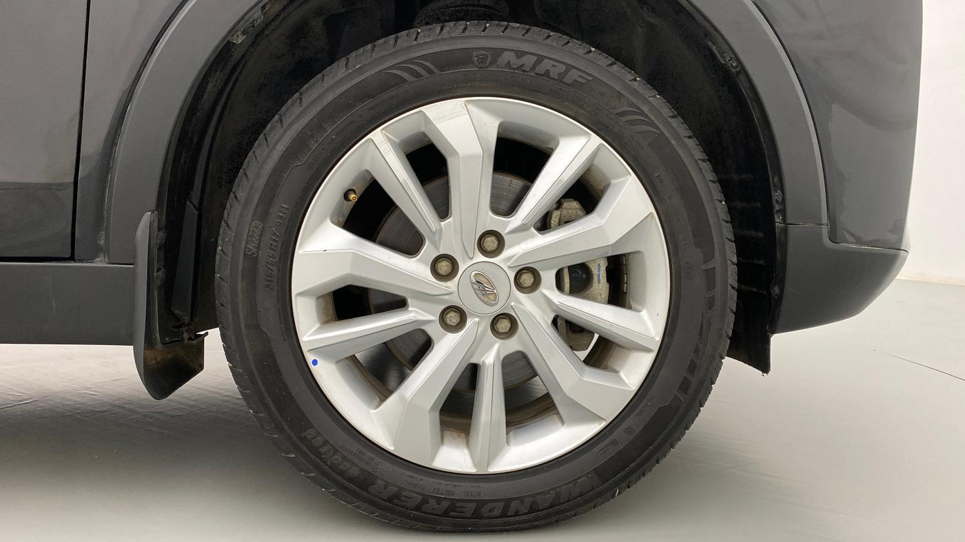 2021 Mahindra XUV300 W8 DIESEL MT, Diesel, Manual, 9,263 km, Right Front Wheel
