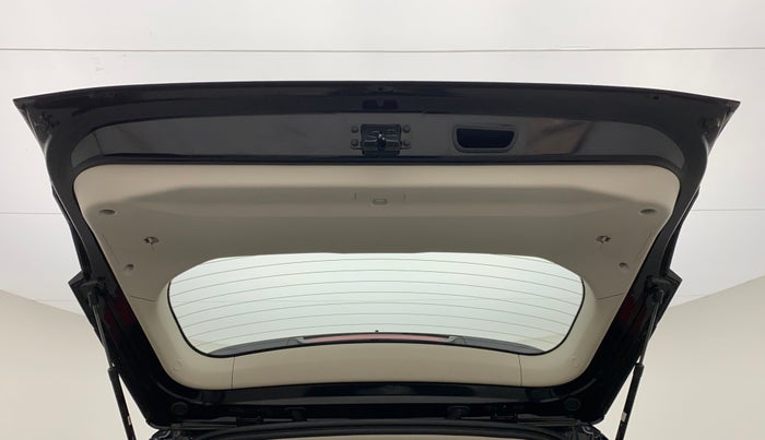 2021 Mahindra XUV300 W8 DIESEL MT, Diesel, Manual, 9,263 km, Boot Door Open