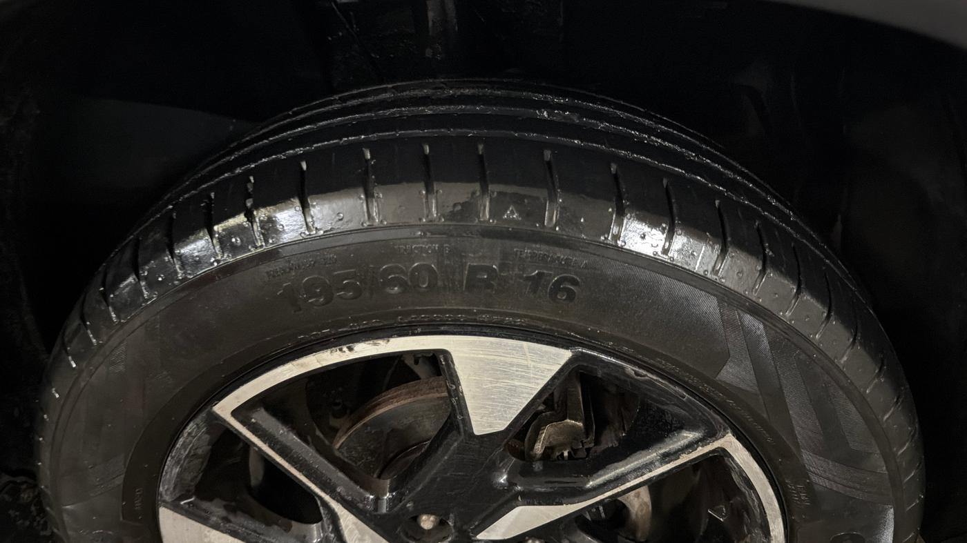 2022 Tata PUNCH CREATIVE  AMT, Petrol, Automatic, 37,616 km, Right Front Tyre Tread