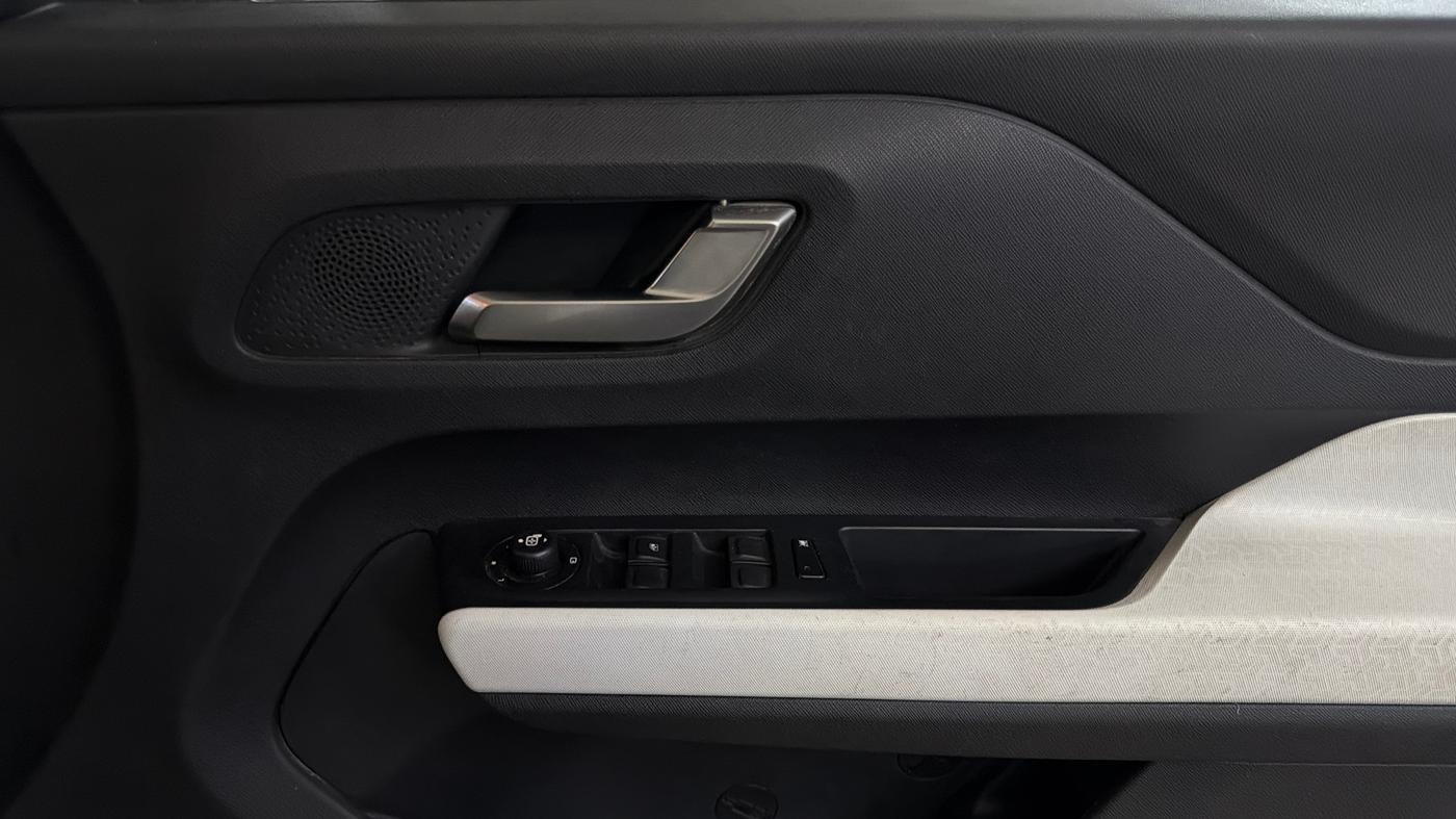 2022 Tata PUNCH CREATIVE  AMT, Petrol, Automatic, 37,616 km, Driver Side Door Panels Control
