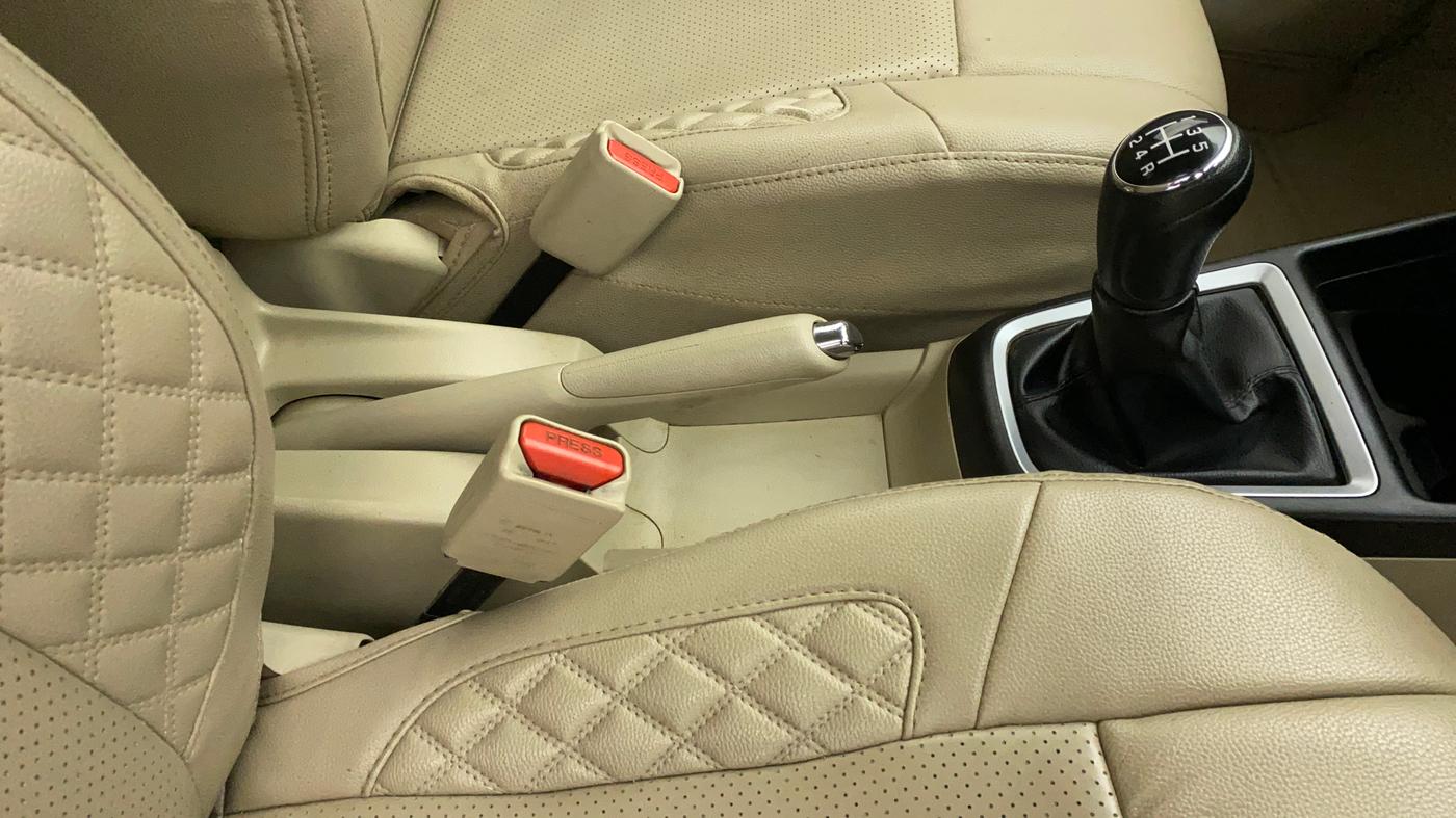 2017 Maruti Dzire ZXI, Petrol, Manual, 68,204 km, Gear Lever