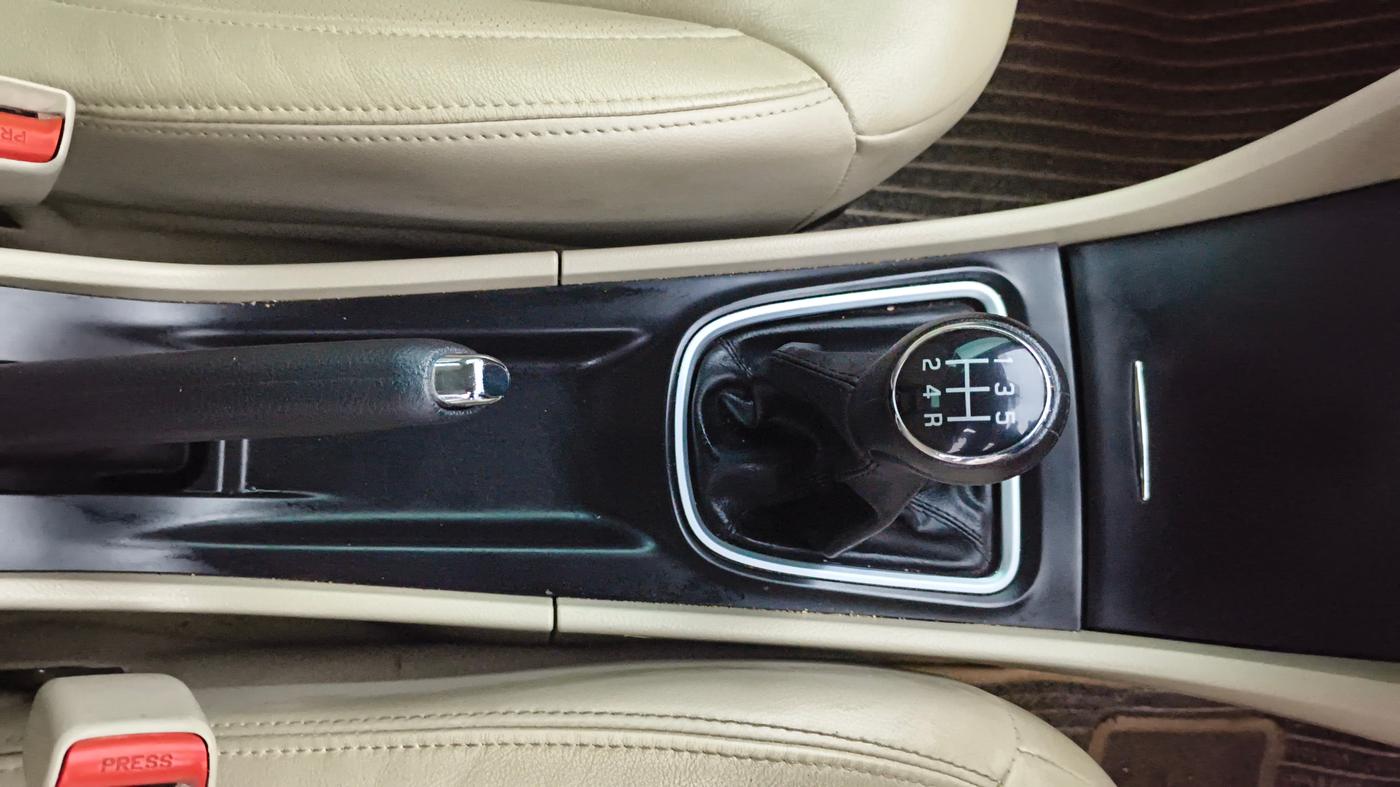 2019 Maruti Ciaz ALPHA 1.5 SHVS PETROL, Petrol, Manual, 87,994 km, Gear Lever