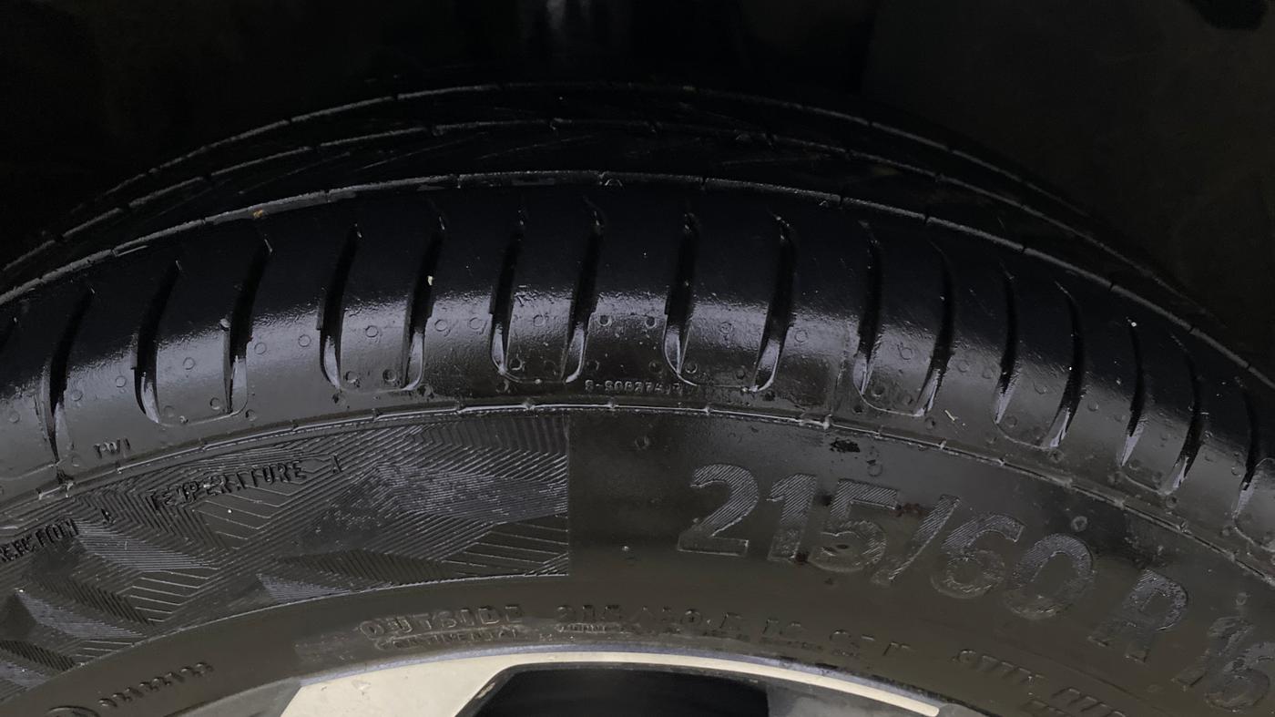 2021 Hyundai VENUE SX 1.5 CRDI, Diesel, Manual, 1,31,621 km, Right Front Tyre Tread