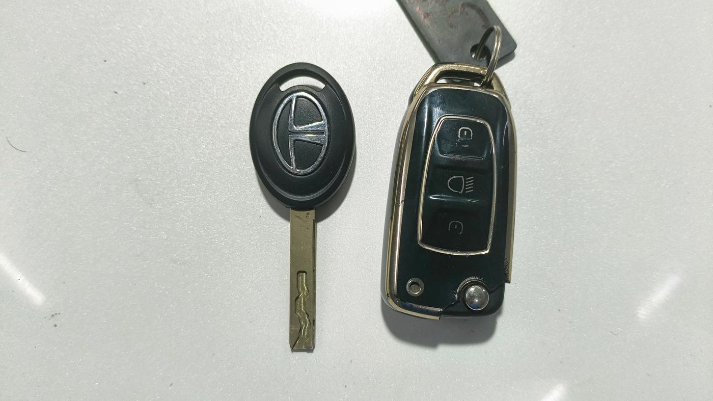 2020 Tata Tiago XZA PLUS PETROL, CNG, Automatic, 1,17,550 km, Key Close Up