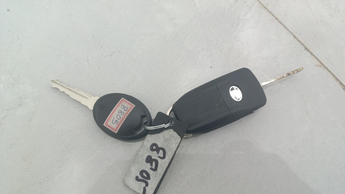 2017 Tata Tiago XM PETROL, Petrol, Manual, 1,07,113 km, Key Close Up