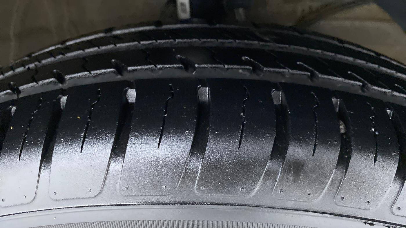 2020 Maruti Swift VXI AMT D, Petrol, Automatic, 8,968 km, Right Front Tyre Tread