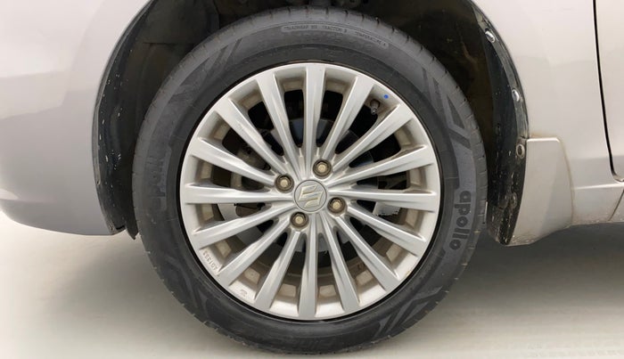 2015 Maruti Ciaz ZXI+, Petrol, Manual, 25,644 km, Left front tyre - Minor crack