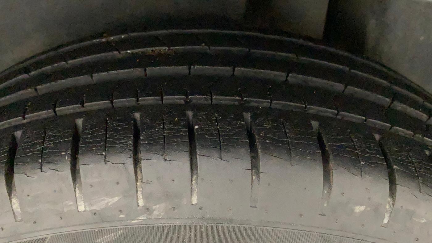 2015 Maruti Ciaz ZXI+, Petrol, Manual, 25,644 km, Left Rear Tyre Tread