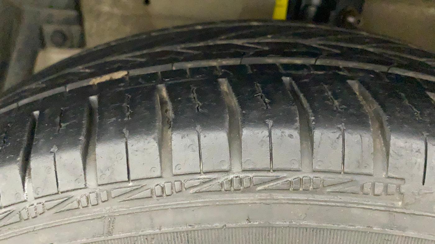 2014 Maruti Ertiga VXI, Petrol, Manual, 56,777 km, Left Front Tyre Tread