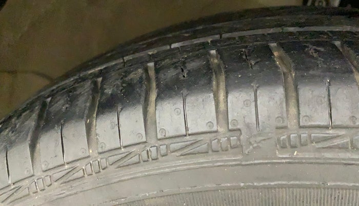 2014 Maruti Ertiga VXI, Petrol, Manual, 56,777 km, Right Front Tyre Tread