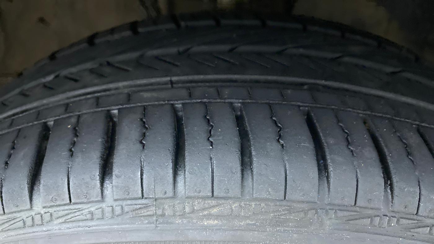 2016 Volkswagen Polo COMFORTLINE 1.2L PETROL, Petrol, Manual, 77,067 km, Right Front Tyre Tread