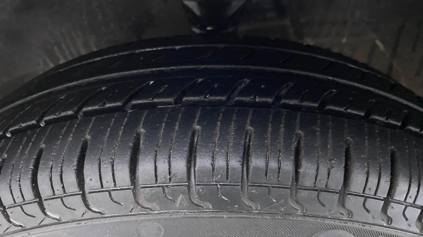 2016 Maruti Alto 800 LXI, Petrol, Manual, 29,837 km, Left Front Tyre Tread
