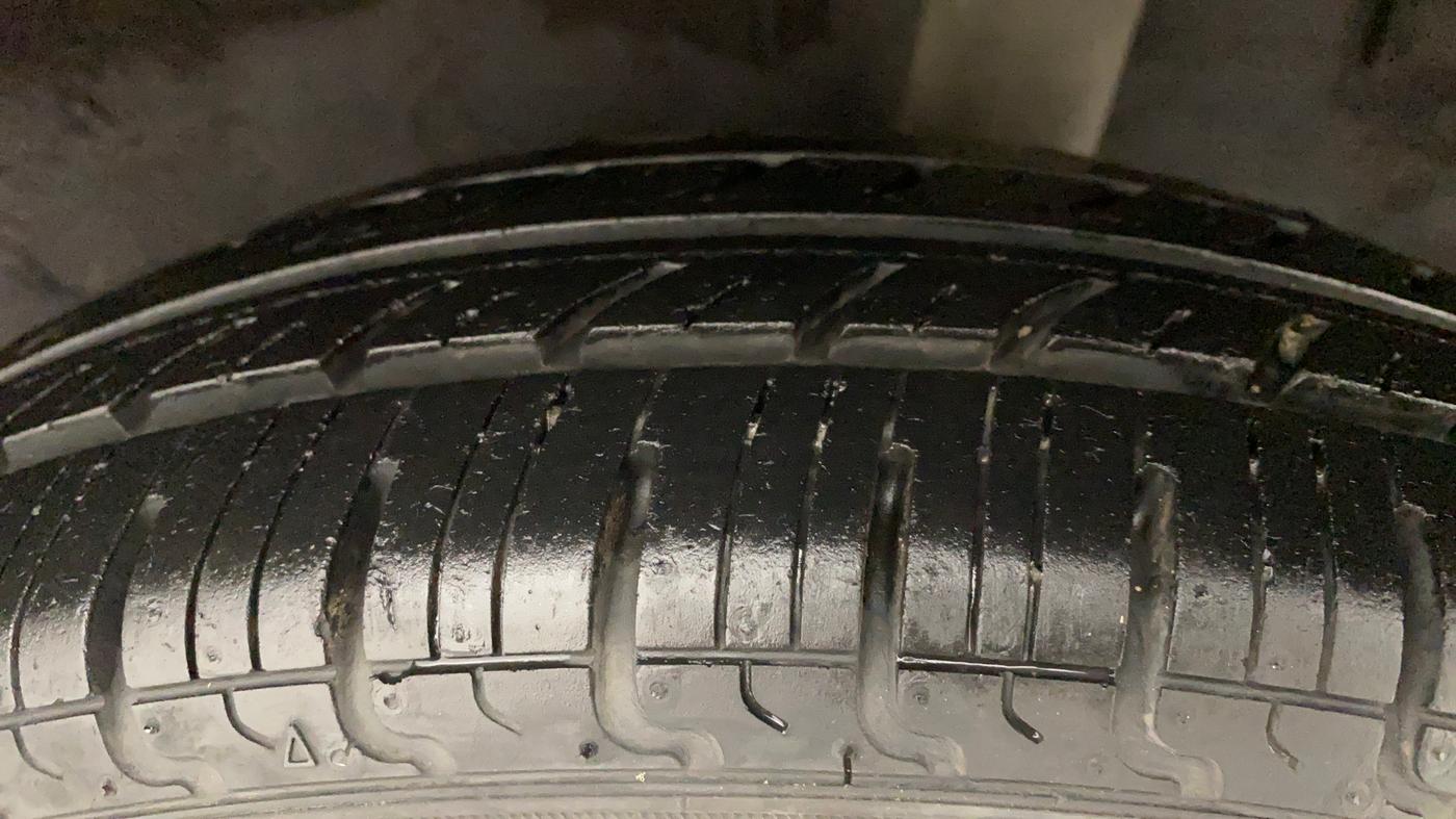 2017 Renault Kwid 1.0 RXT Opt AT, Petrol, Automatic, 21,426 km, Left Rear Tyre Tread