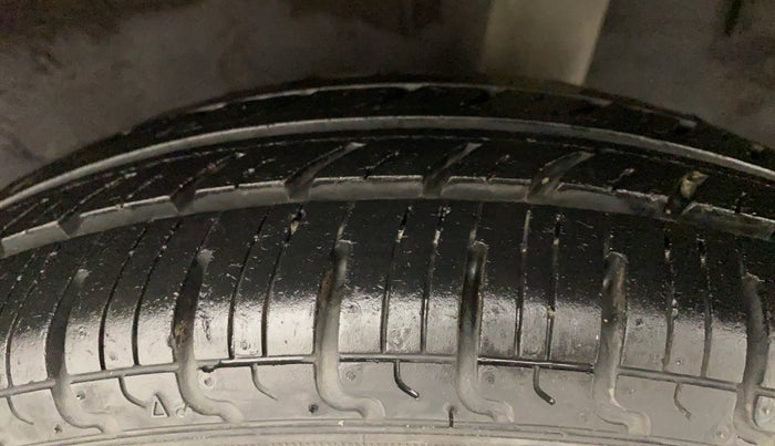 2017 Renault Kwid 1.0 RXT Opt AT, Petrol, Automatic, 21,426 km, Left Rear Tyre Tread