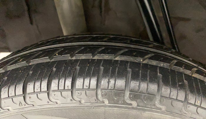 2017 Renault Kwid 1.0 RXT Opt AT, Petrol, Automatic, 21,426 km, Right Rear Tyre Tread