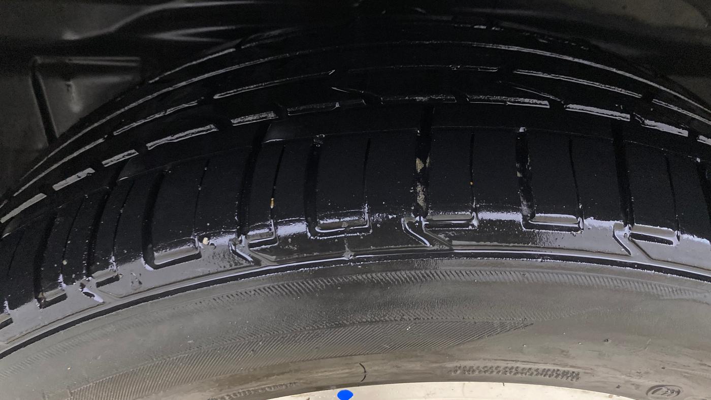 2017 Tata Hexa XT 4X2 7 STR, Diesel, Manual, 98,938 km, Right Rear Tyre Tread