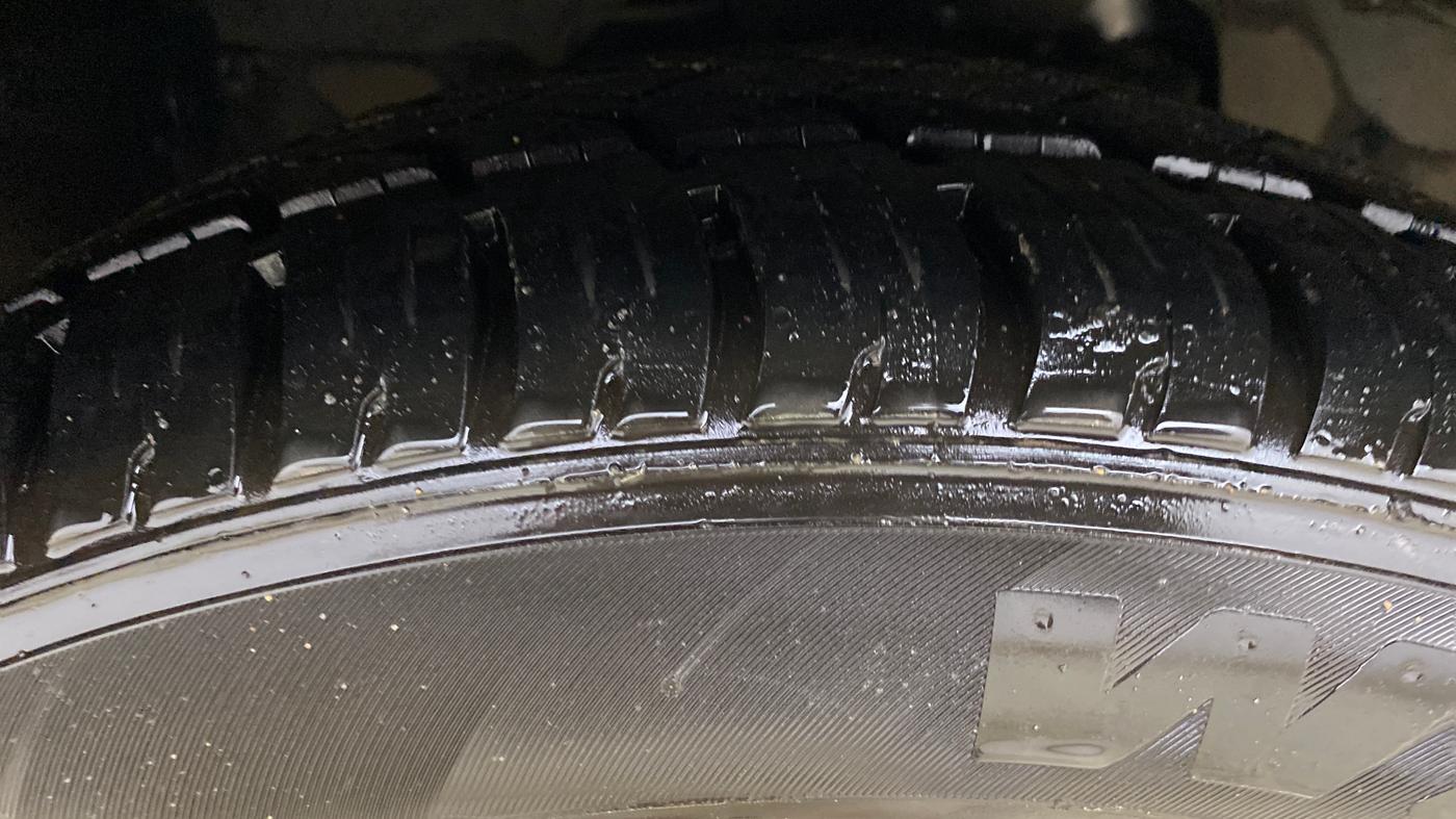 2017 Tata Hexa XT 4X2 7 STR, Diesel, Manual, 98,938 km, Right Front Tyre Tread