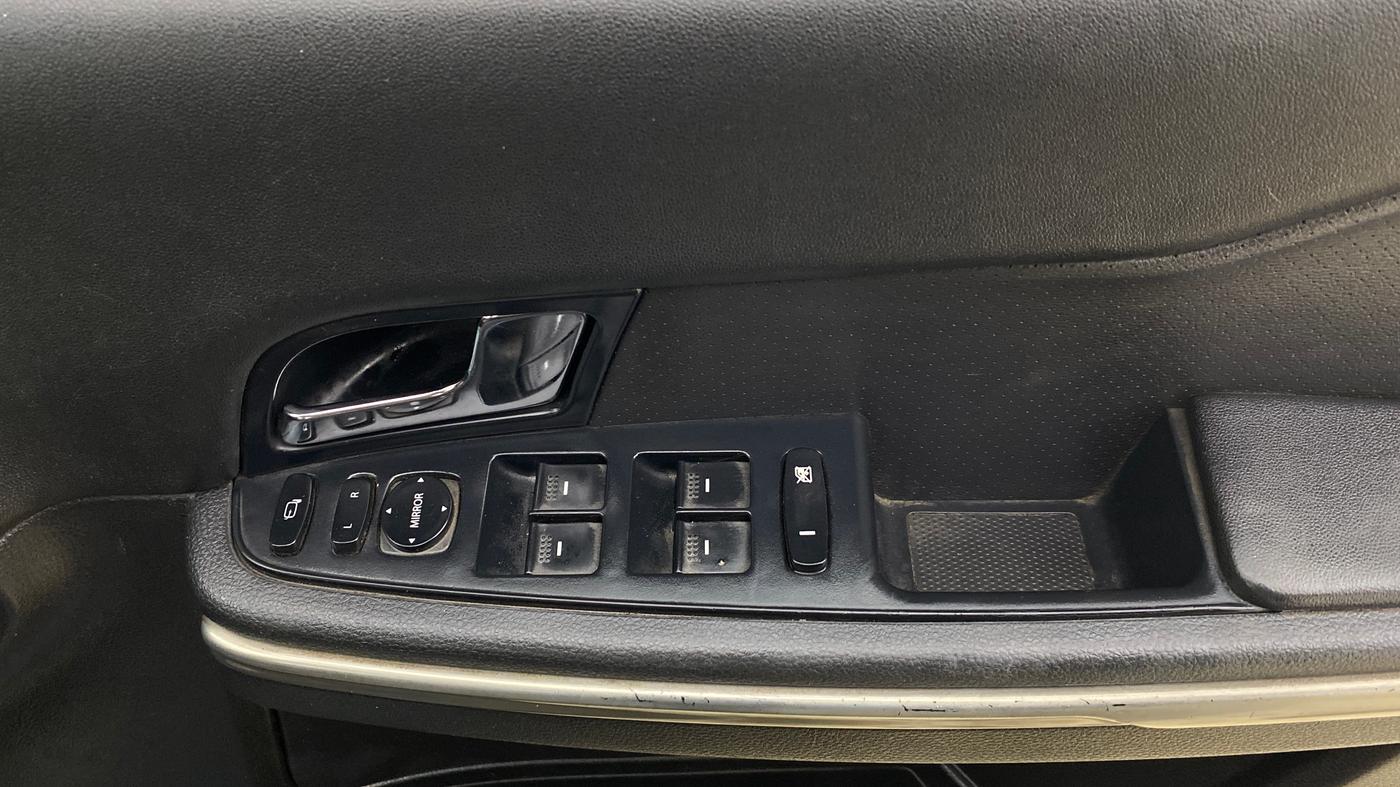 2017 Tata Hexa XT 4X2 7 STR, Diesel, Manual, 98,938 km, Driver Side Door Panels Control