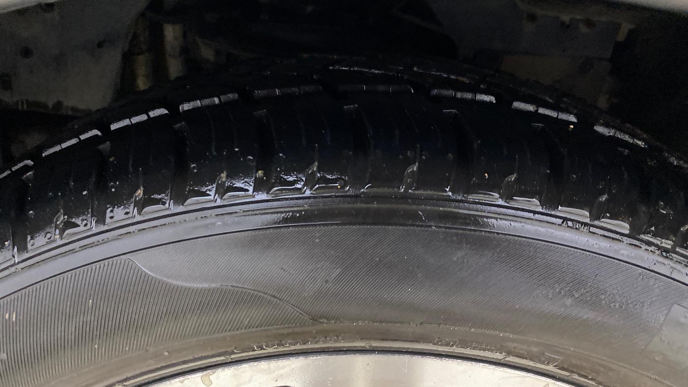 2017 Tata Hexa XT 4X2 7 STR, Diesel, Manual, 98,938 km, Left Front Tyre Tread