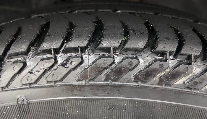 2017 Ford Figo Aspire 1.2 TITANIUM PETROL, Petrol, Manual, 42,755 km, Right Front Tyre Tread