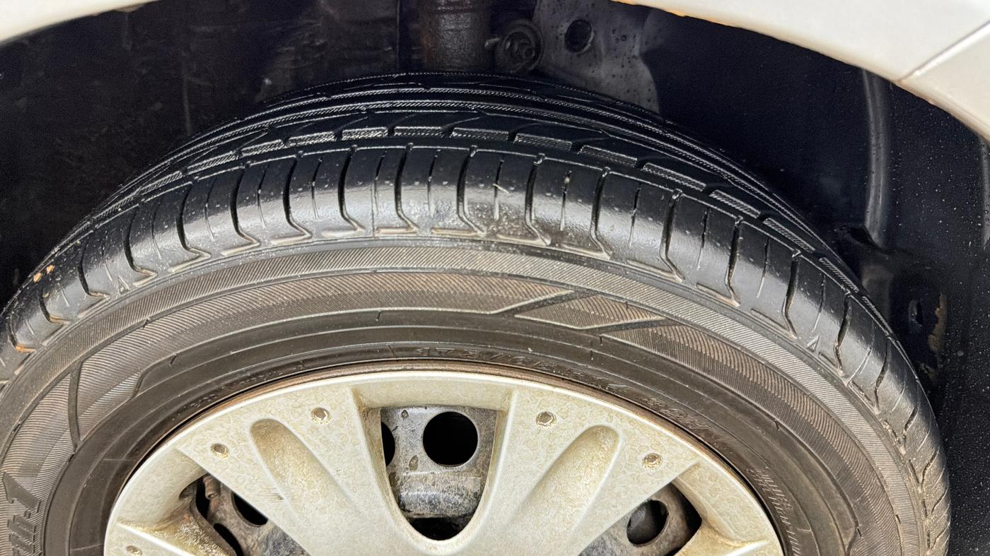 2016 Honda Brio S MT, Petrol, Manual, 28,915 km, Right Front Tyre Tread