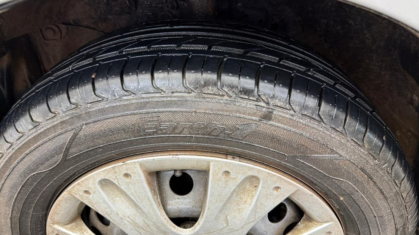 2016 Honda Brio S MT, Petrol, Manual, 28,915 km, Left Front Tyre Tread