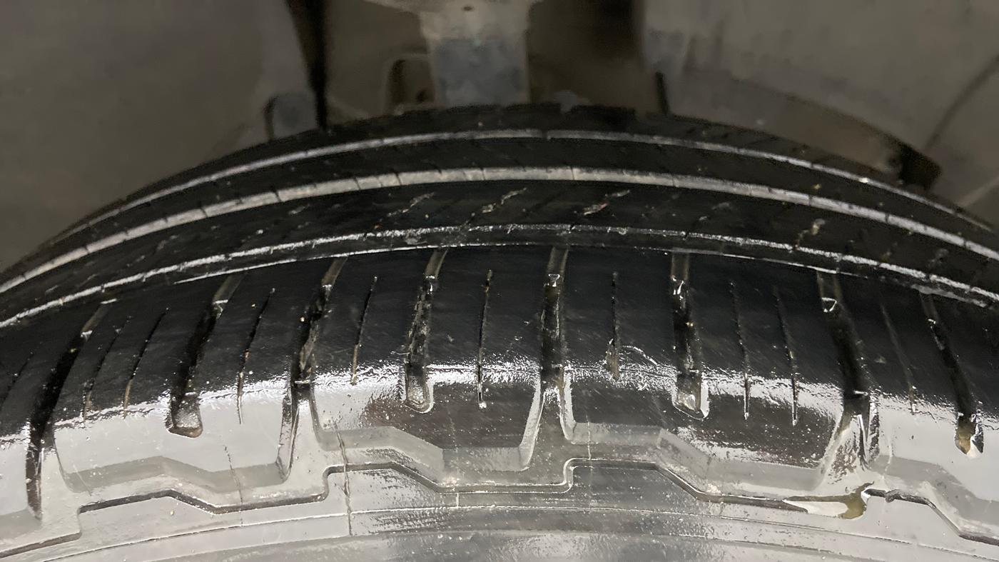 2015 Renault Duster 85 PS RXL DIESEL, Diesel, Manual, 98,087 km, Right Front Tyre Tread