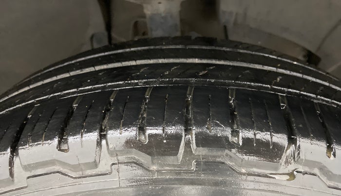 2015 Renault Duster 85 PS RXL DIESEL, Diesel, Manual, 98,087 km, Right Front Tyre Tread