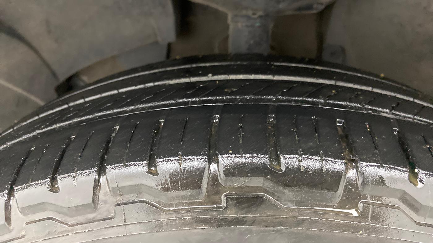2015 Renault Duster 85 PS RXL DIESEL, Diesel, Manual, 98,087 km, Left Front Tyre Tread
