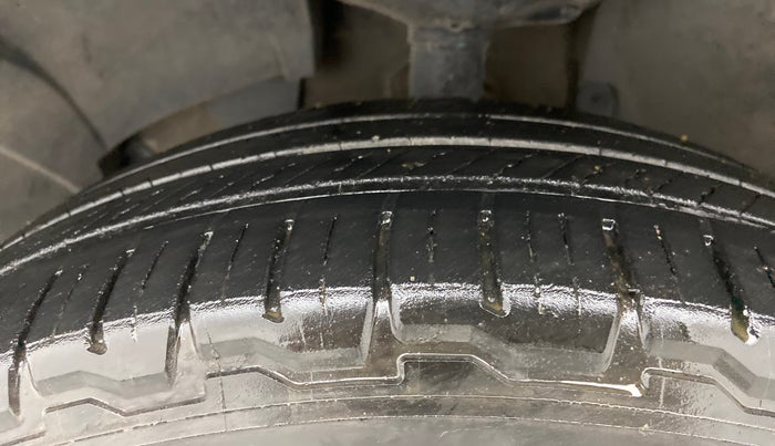 2015 Renault Duster 85 PS RXL DIESEL, Diesel, Manual, 98,087 km, Left Front Tyre Tread