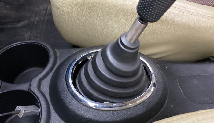 2014 Honda Amaze 1.2L I-VTEC S, Petrol, Manual, 40,274 km, Gear lever - Boot cover slightly torn
