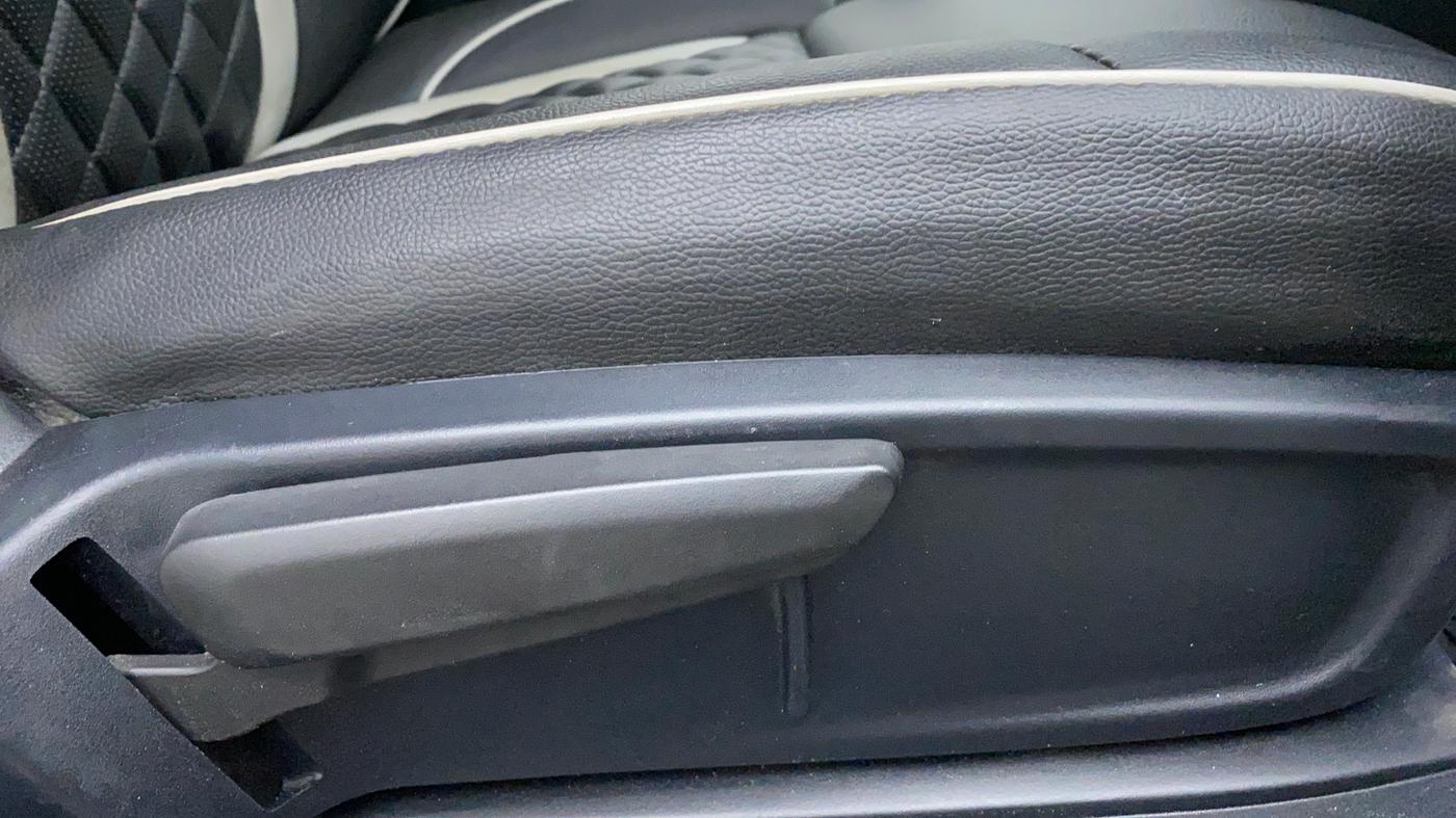 2020 Tata ALTROZ XZ 1.2, Petrol, Manual, Driver Side Adjustment Panel