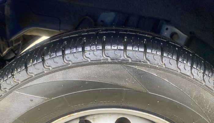 2013 Hyundai Eon ERA +, Petrol, Manual, 47,660 km, Right Rear Tyre Tread