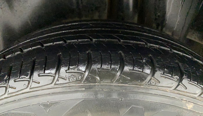 2015 Maruti Ciaz ZXI, Petrol, Manual, 52,038 km, Left Rear Tyre Tread