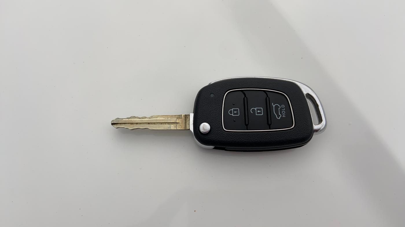 2023 Hyundai VENUE S (O) 1.0 TURBO IMT, Petrol, Manual, 17,233 km, Key Close Up