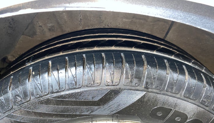 2013 Hyundai i20 ASTA 1.4 CRDI, Diesel, Manual, 1,10,731 km, Right Rear Tyre Tread