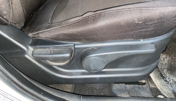 2013 Hyundai i20 ASTA 1.4 CRDI, Diesel, Manual, 1,10,731 km, Driver Side Adjustment Panel