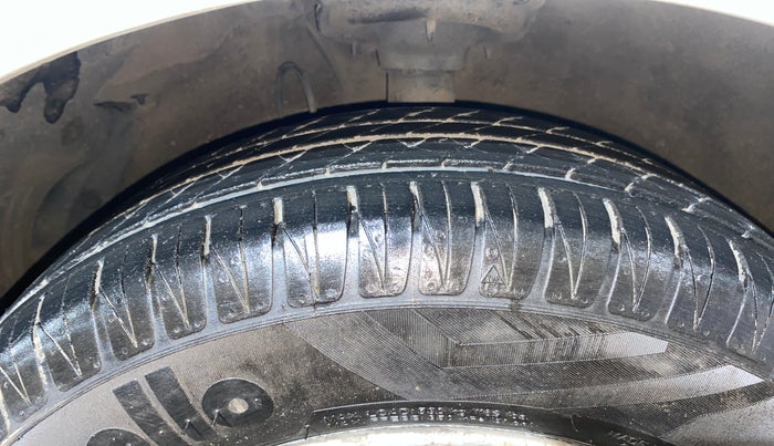 2013 Hyundai i20 ASTA 1.4 CRDI, Diesel, Manual, 1,10,731 km, Left Front Tyre Tread