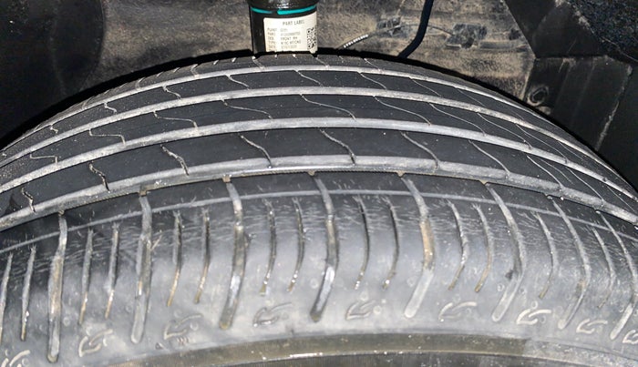 2022 Maruti BREZZA ZXI + SMART HYBRID DUAL TONE, Petrol, Manual, 17,375 km, Right Front Tyre Tread