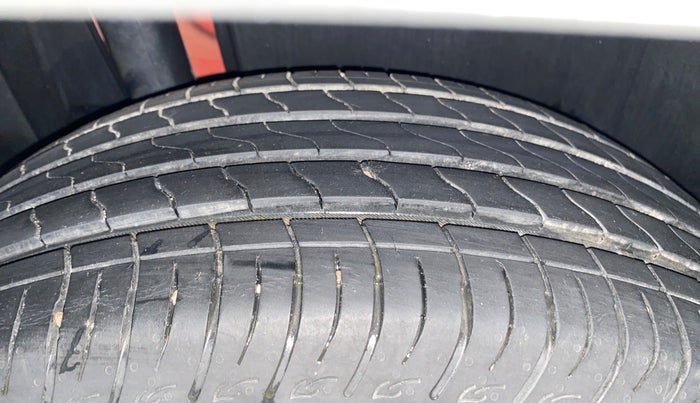 2022 Maruti BREZZA ZXI + SMART HYBRID DUAL TONE, Petrol, Manual, 17,375 km, Right Rear Tyre Tread