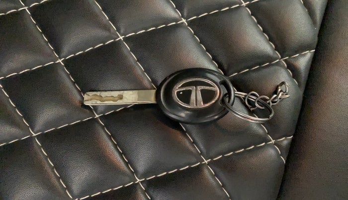2020 Tata ALTROZ XM PETROL, Petrol, Manual, 49,975 km, Key Close Up