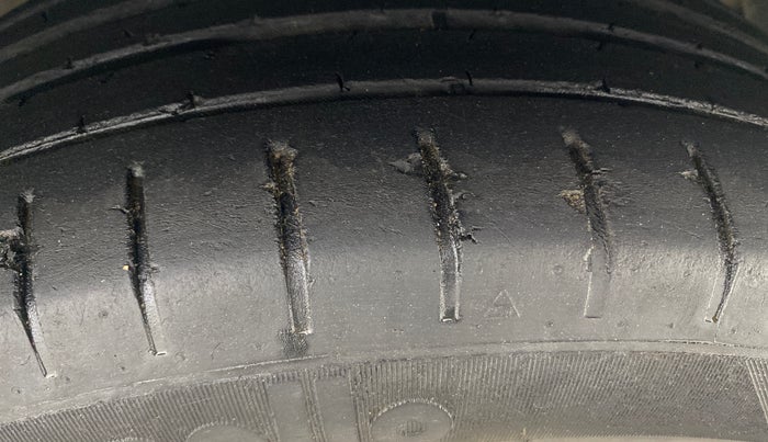 2021 Maruti Baleno ZETA CVT PETROL 1.2, Petrol, Automatic, 62,383 km, Right Front Tyre Tread