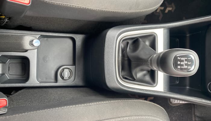 2024 Tata PUNCH CREATIVE FLAGSHIP DUAL TONE MT, Petrol, Manual, 25,211 km, Gear Lever