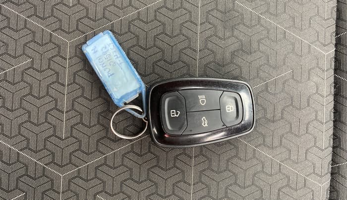 2024 Tata PUNCH CREATIVE FLAGSHIP DUAL TONE MT, Petrol, Manual, 25,211 km, Key Close Up