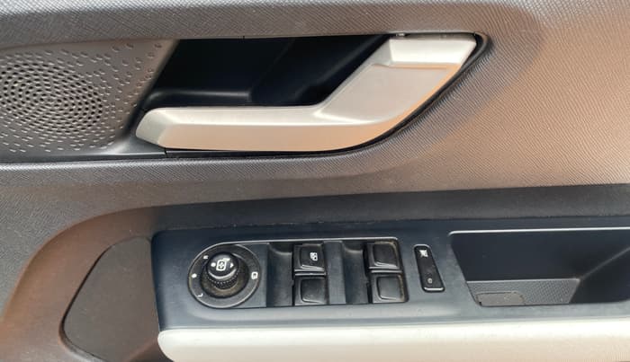 2024 Tata PUNCH CREATIVE FLAGSHIP DUAL TONE MT, Petrol, Manual, 25,211 km, Driver Side Door Panels Control