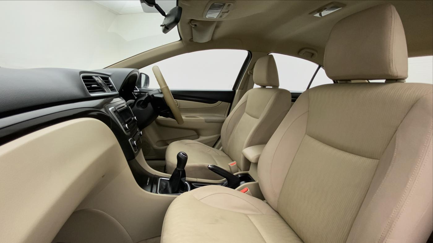 2014 Maruti Ciaz VDI PLUS, Diesel, Manual, 62,760 km, Right Side Front Door Cabin