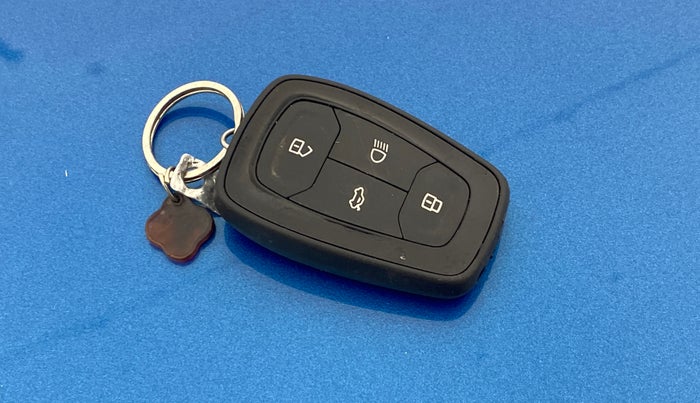 2021 Tata PUNCH CREATIVE  MT, Petrol, Manual, 46,285 km, Key Close Up